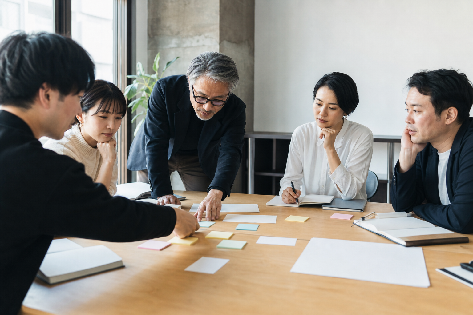 部門横断でAI検索対応を協議する会議のイメージ